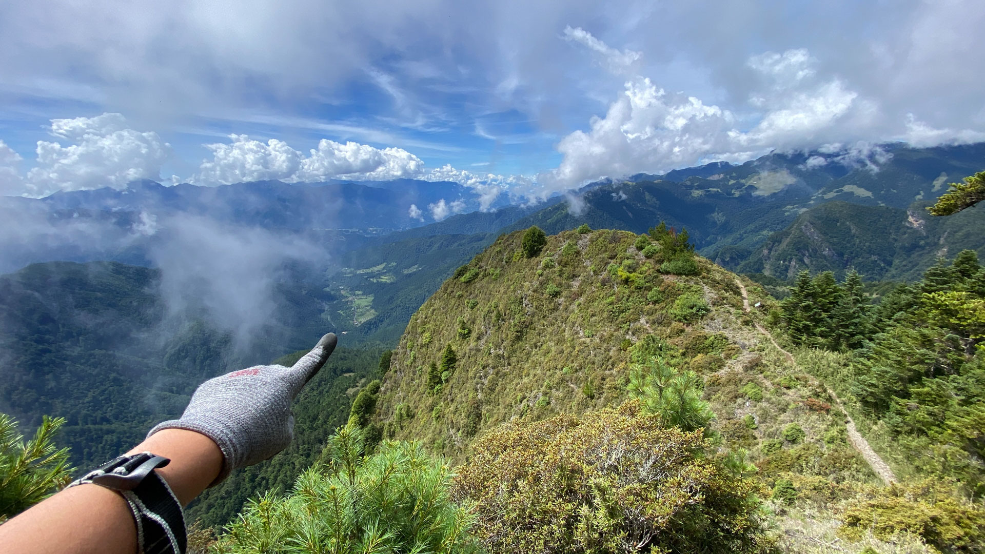 最後旅程是從桃山山頂下至武陵農場，只要走到江用手指的地方就到了（乾笑）