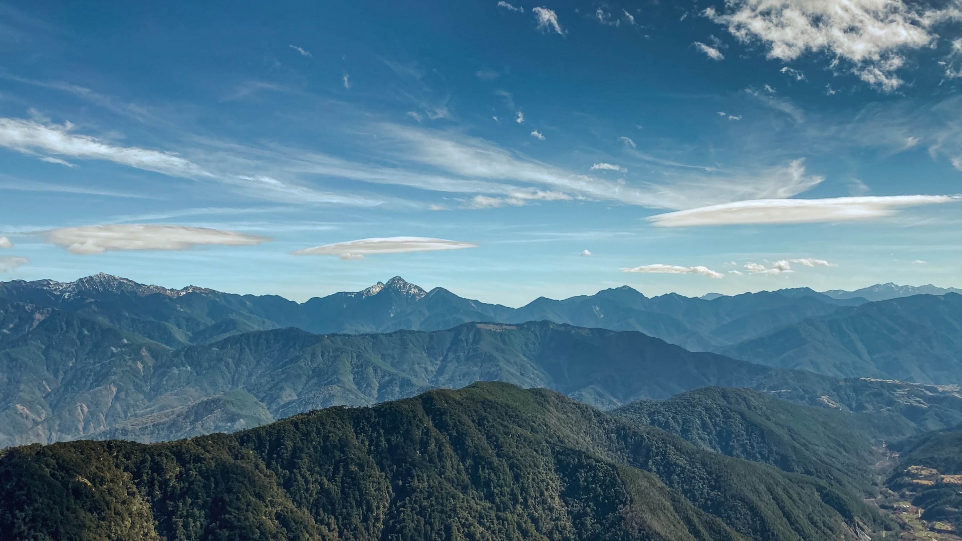 戴帽子的南湖大山(左)、中央尖山(中),戴了最大圈的,則是從奇萊北峰(右)一路迤邐到太魯閣大山,又被稱為「奇萊東稜」的路線。
