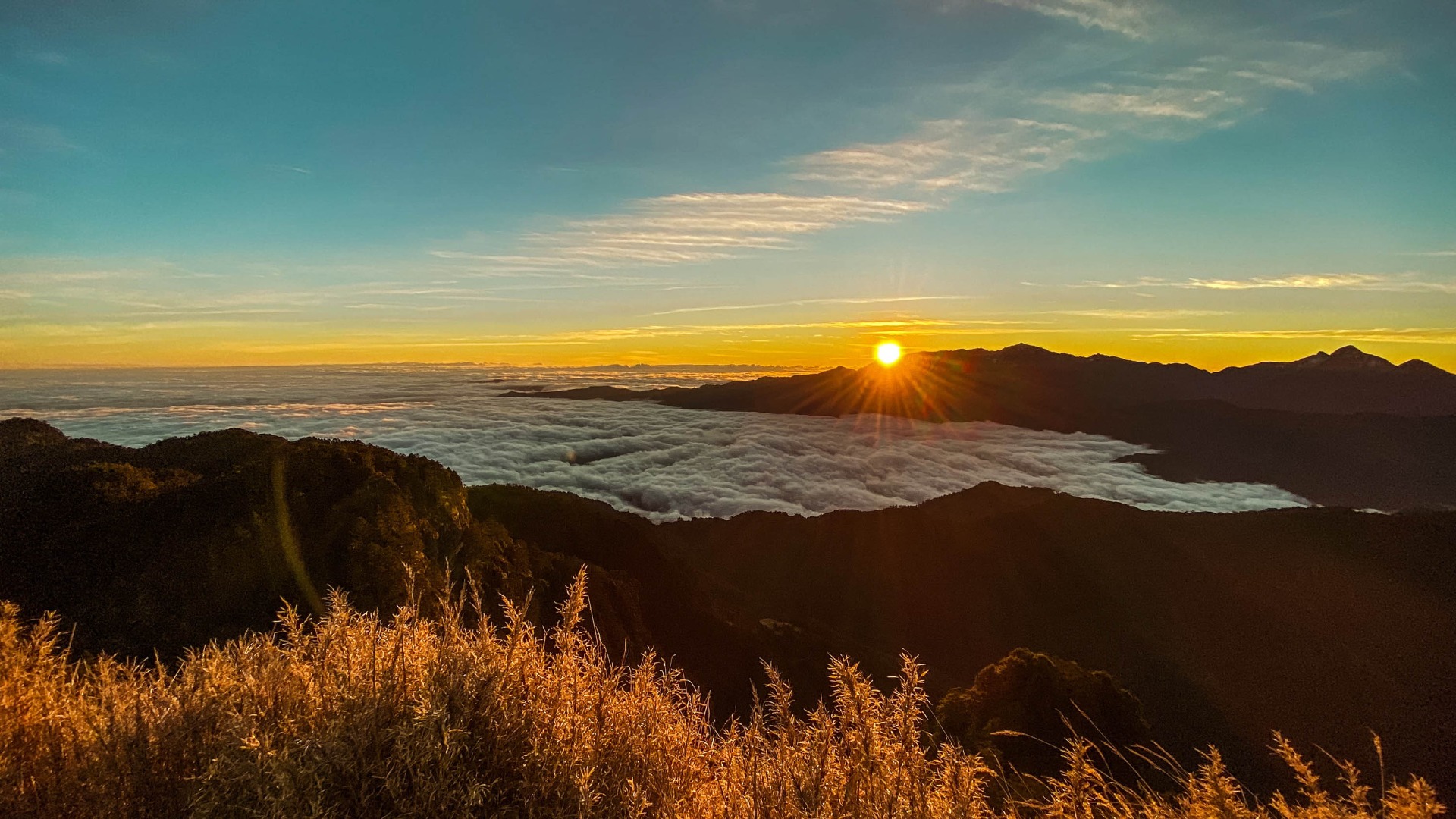 桃山日出正面,最美的一瞬間即將消逝。