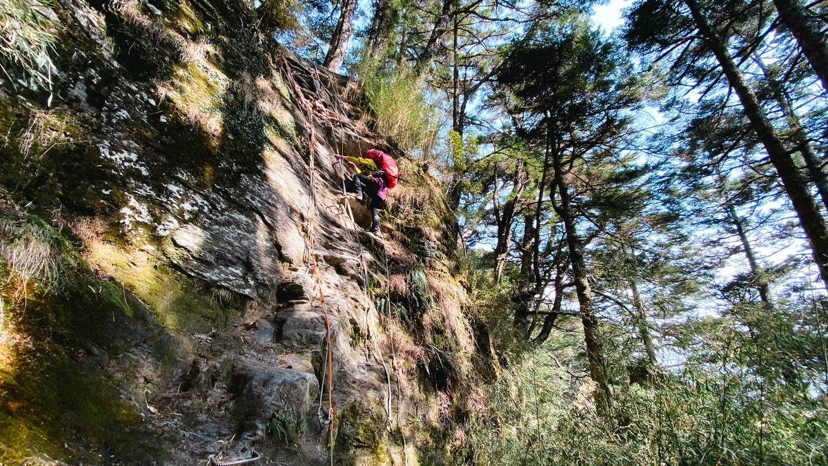 畢祿山徑9.6K處的垂直岩壁,重裝上攀難,下攀更難。