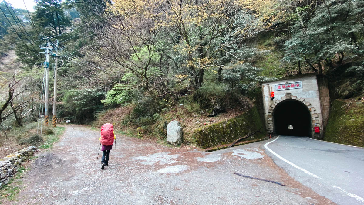 合歡山隧道出口,一旁即是820林道入口。