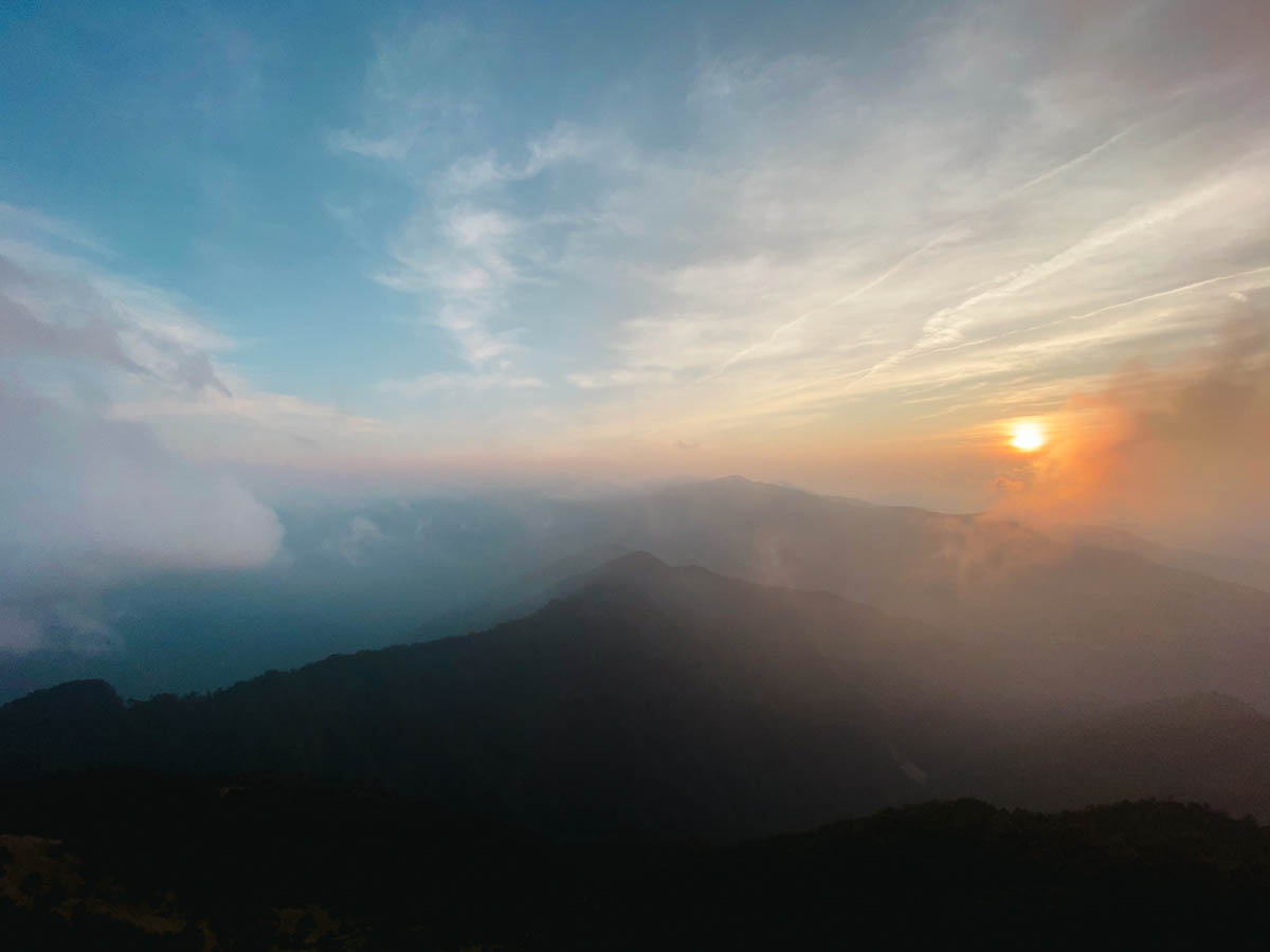 夕陽下遠山和藍天