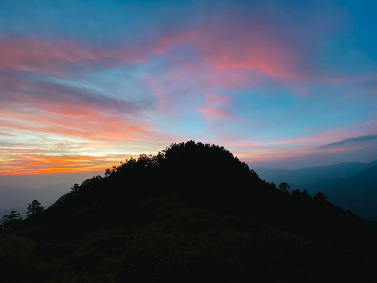日出的美麗雲彩