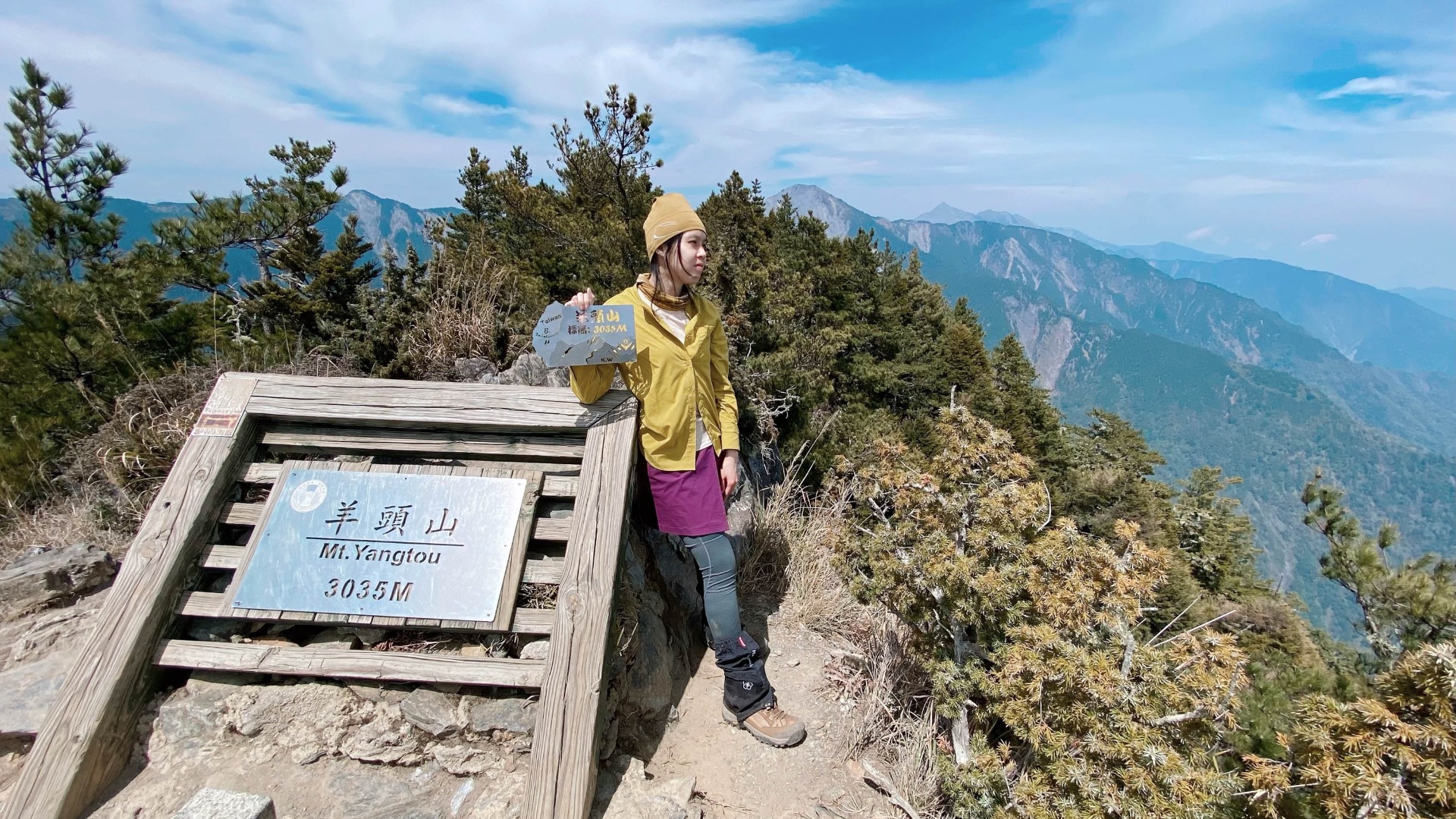 翻過一次鋸齒連峰,終於來到羊頭山拍登頂照時,兩人的表情都很崩潰。
