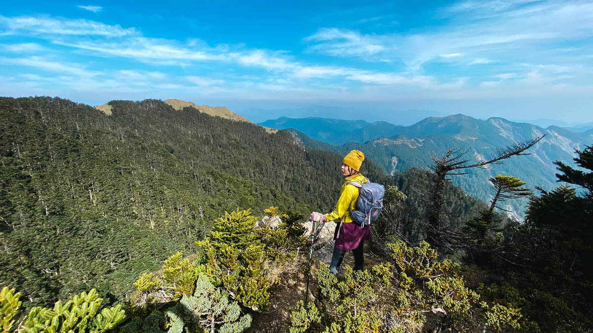 去程時的鋸山四峰,視野遼闊,風陽靜好,迥異於闇夜時的回程。