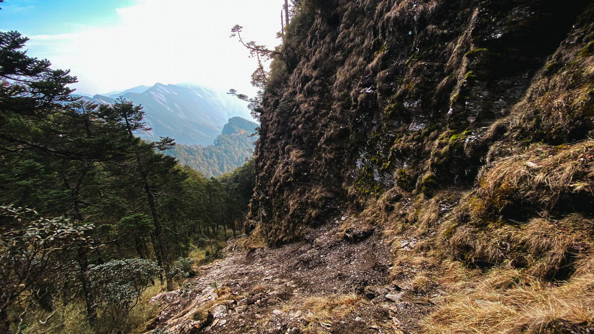 腰繞過鋸山二峰的碎石坡,露出的天際線可遠望南湖大山和中央尖山。此段碎石坡闇夜卻能吞噬人,後來我們才知道,此處曾發生過山難。
