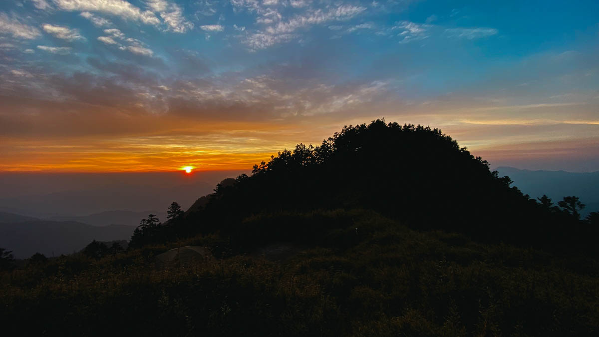第二日日出時的鋸山前峰,我們這日走到將近午夜才再度回返營地。