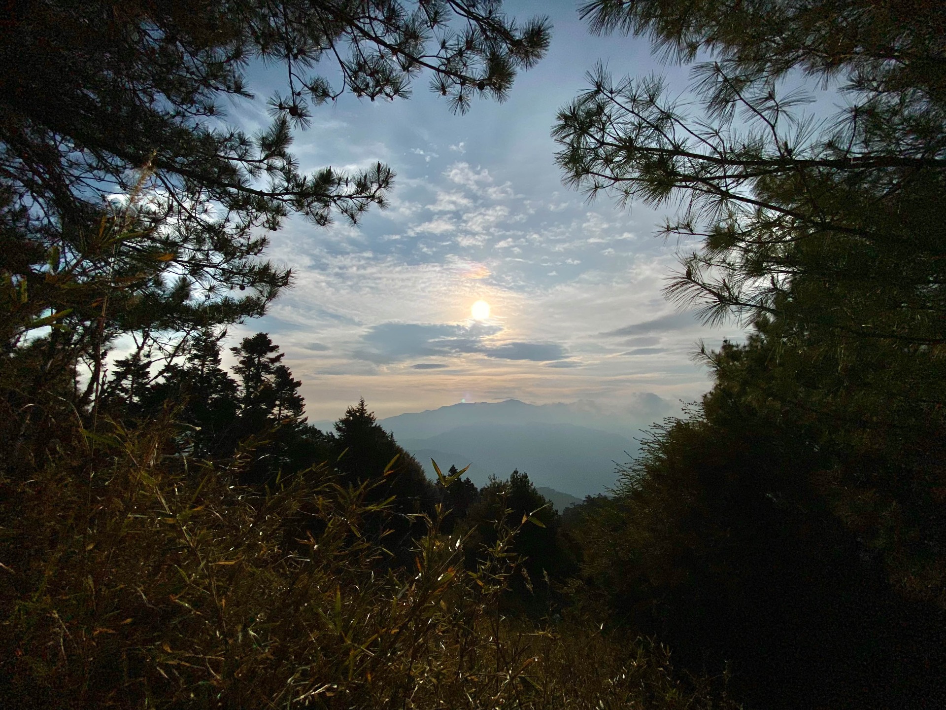 每日太陽準時升起，然而不同的雲彩，不同的觀景處，造就了每日千變萬化的日出光景。