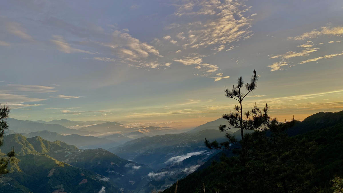 尚未進屏風山登山口,中橫公路上就出了日落大景,彷彿在為我們祝福。
