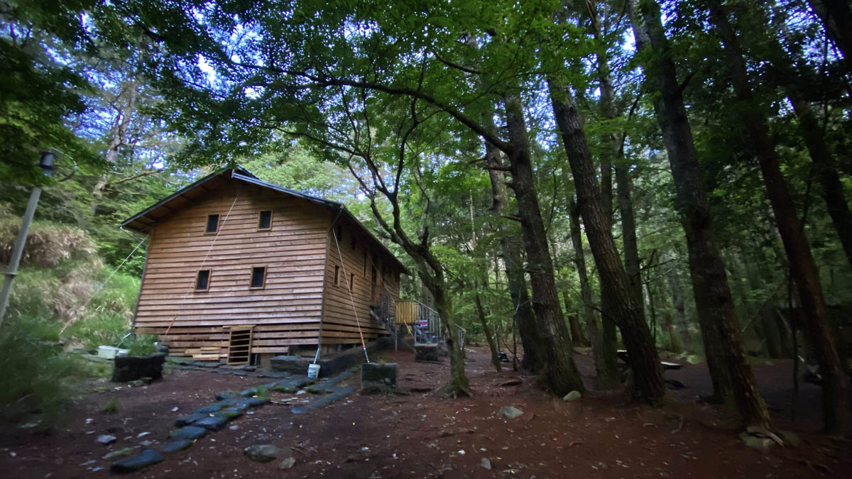 屏風山屋,我們目前見過最美的山屋。一早路過此處稍作休息,繼續邁向屏風山頂。下山回返時亦在此煮了下午茶。
