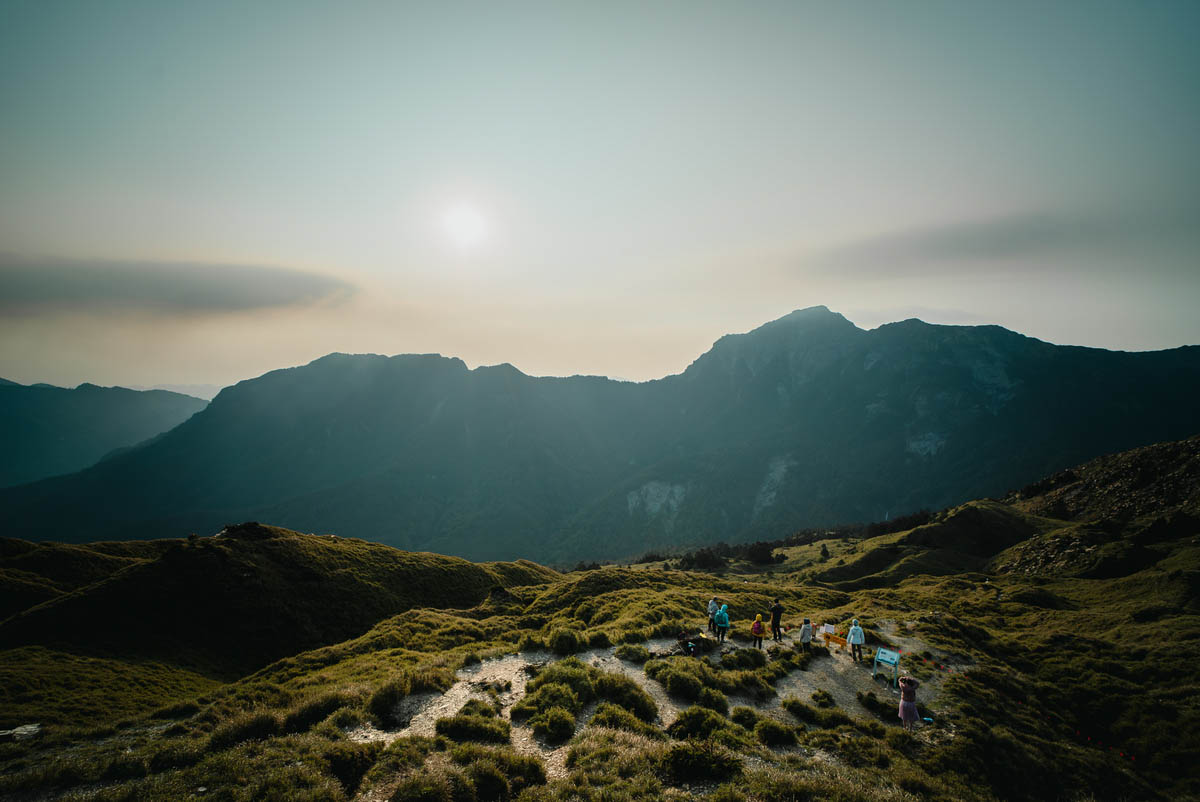 四月.小奇萊——和偶遇的山友們一同遠眺對面的傳奇大山:奇萊北峰和屏風山。