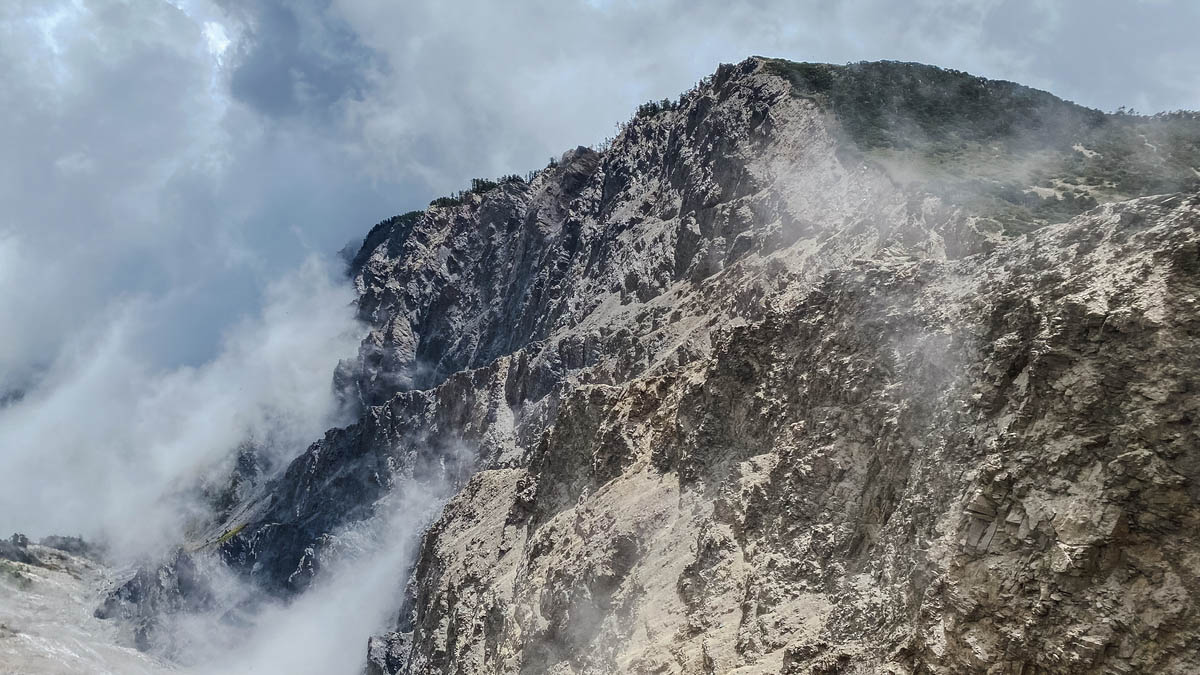 五岩峰上風雲變幻,受蘭陽溪向源侵蝕,五岩峰東北面呈現一整片崩塌裸露。