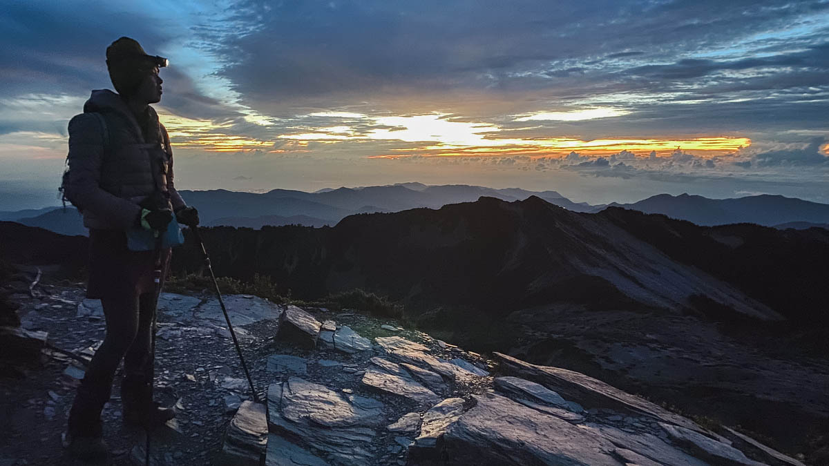 南湖大山山頂,曙光開始露出,映亮了山頂的板岩。圈谷對面是南湖東峰。