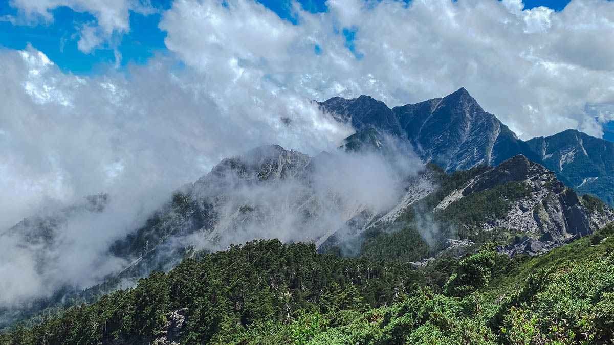 中央尖山,不少強者山友的「完百」之山。