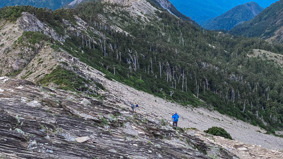 天亮時的山友正從較緩的一側下東峰。