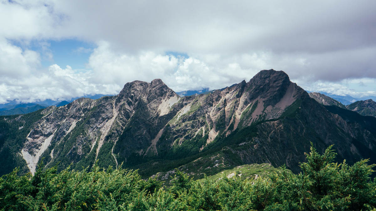 北峰氣象站眺望台望玉山主峰(右)和玉山東峰(左) 一千元大鈔背面的玉山圖案即攝於此處。