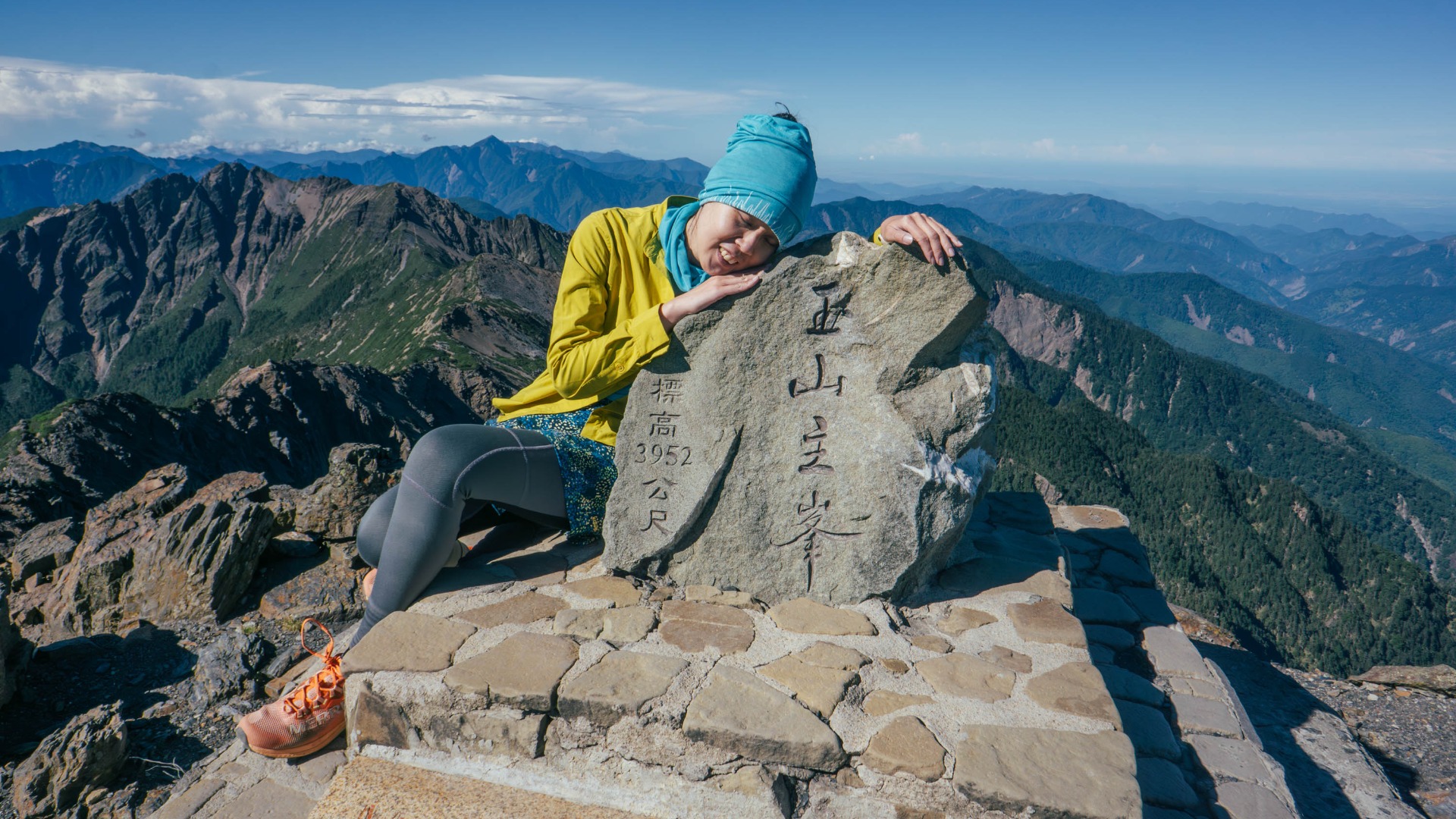 天大亮後我回到玉山主山主峰,正式和石碑合影。