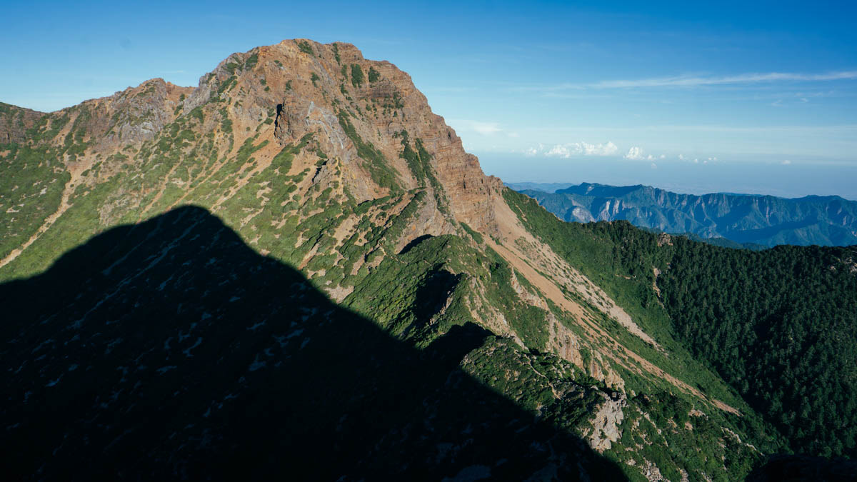 從玉山東峰頂回望玉山主峰,黑暗處是玉山東峰的影子。