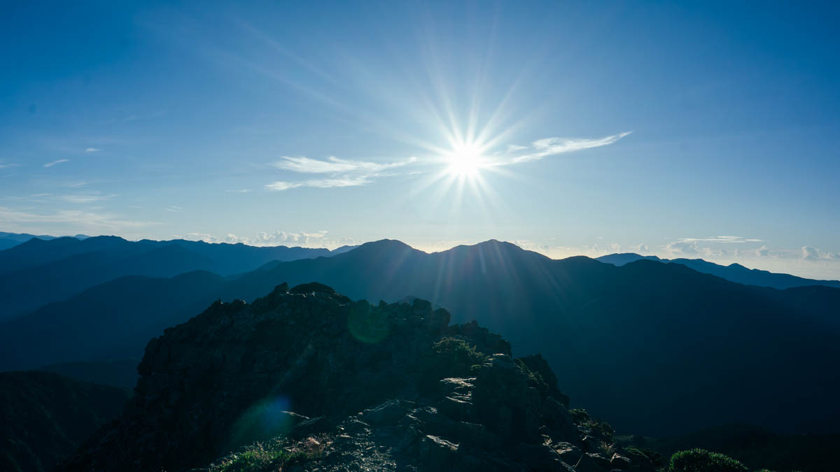 玉山東峰頂,炯炯發亮的太陽光芒。