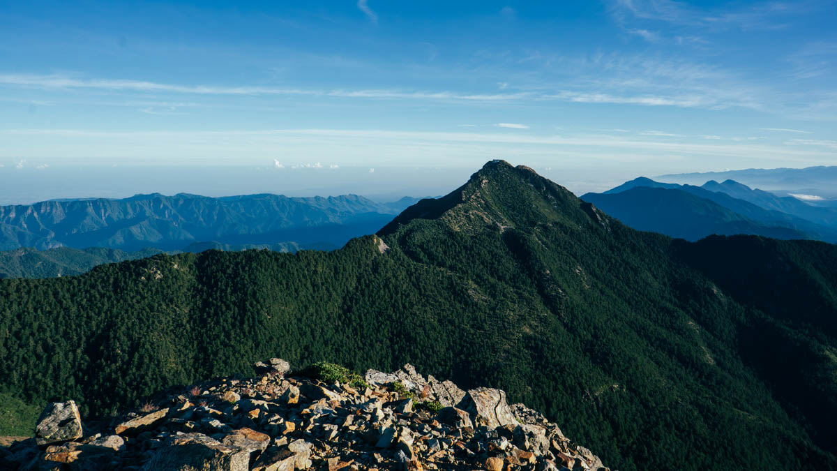 好不容易爬到玉山東峰頂時,近望玉山北峰,心中碎念從這邊看起來不遠啊!為啥等會還要回主峰然後再繞過去北峰啊啊啊?(因為東峰跟北峰中間沒有開路!)