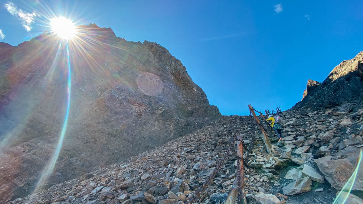 從主北岔路口下切往玉山北峰。