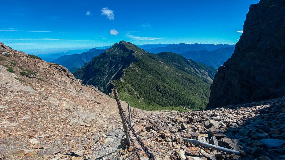 前方即是玉山北峰。看不太到碎石下坡盡頭(然後想到回程還要爬上來⋯⋯)