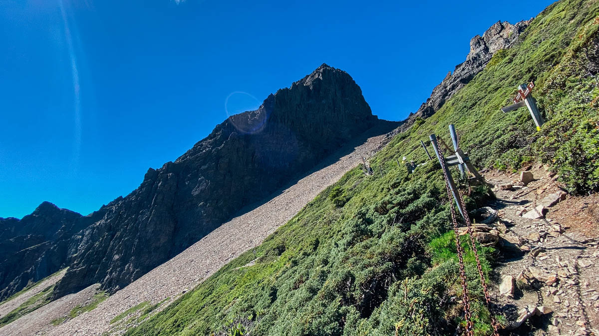 碎石坡回頭上望玉山主峰