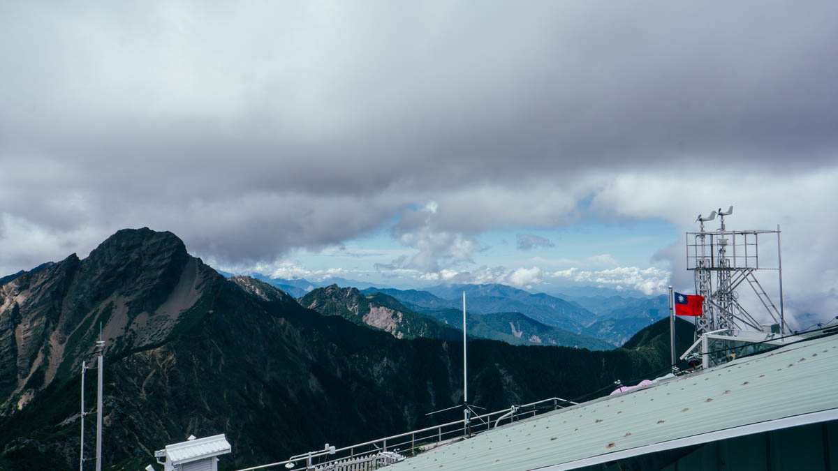 北峰氣象站屋頂,雲霧已濃濃湧上。