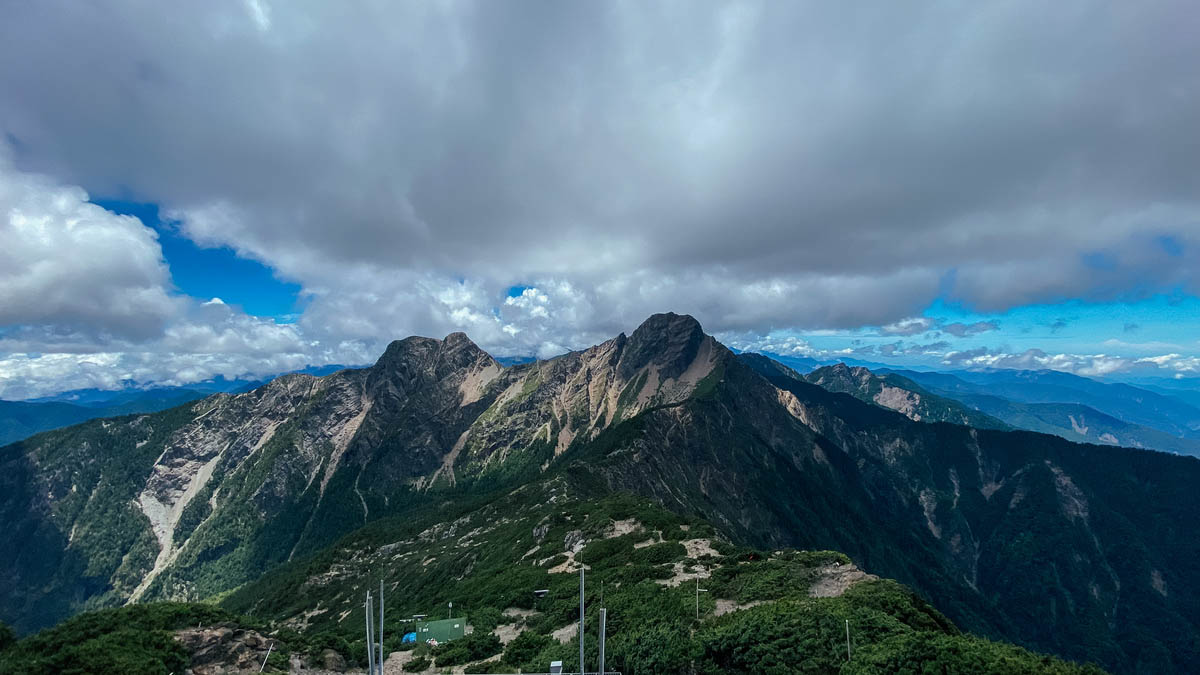 北峰氣象站頂望玉山主峰