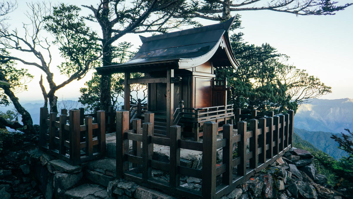 玉山西峰神祠,建築小巧精緻,其實不到一個人的身高。