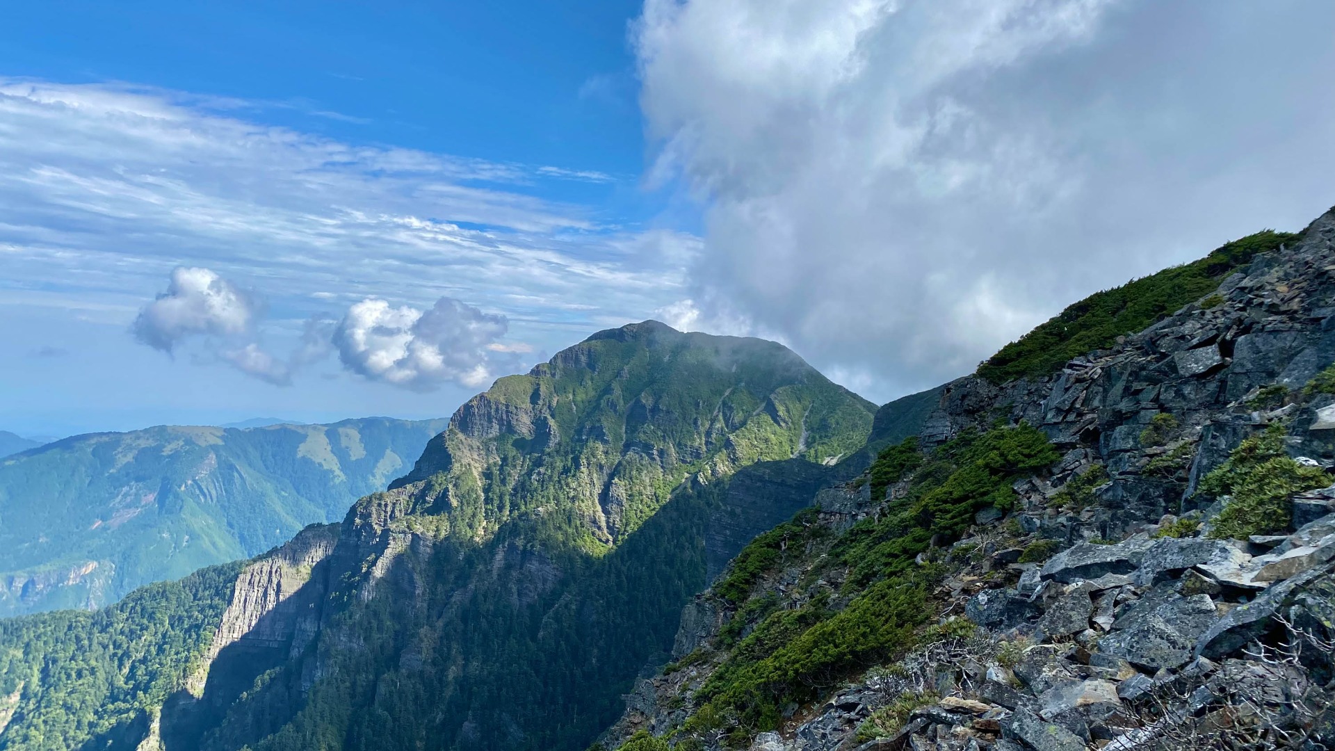 聖稜線上,望雪山北峰