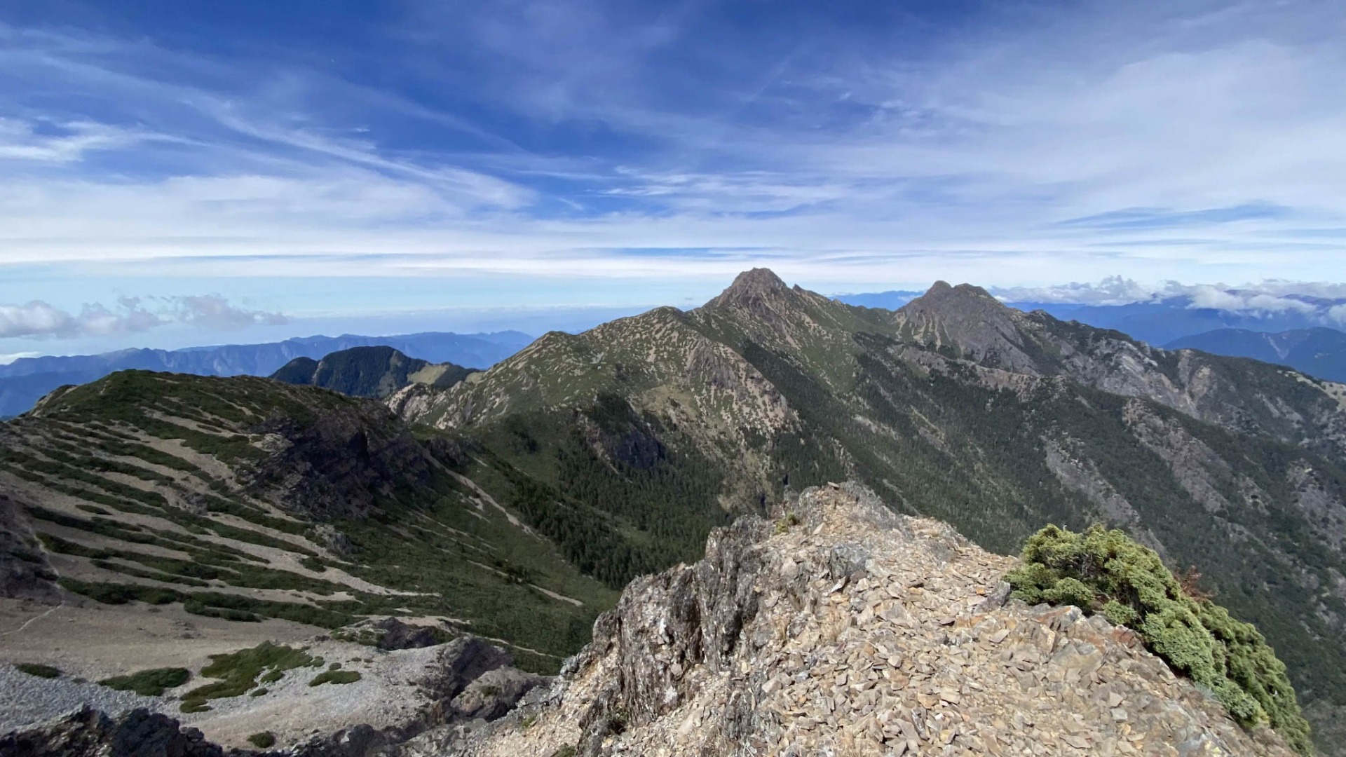 江在玉山南峰頂攝下的玉山主峰和玉山東峰。彌補了我在黑暗中登頂什麼都沒看到的遺憾