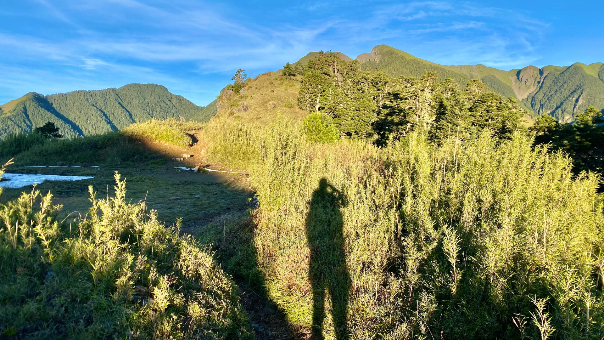 雪山東峰頂,我拍下自己獨攀的影子。