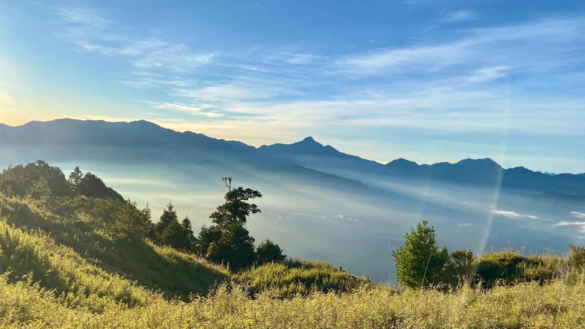 雪山東峰頂望南湖大山(左)和中央尖山(右) 這也是從雪山登山口最容易眺望到的兩座大山。