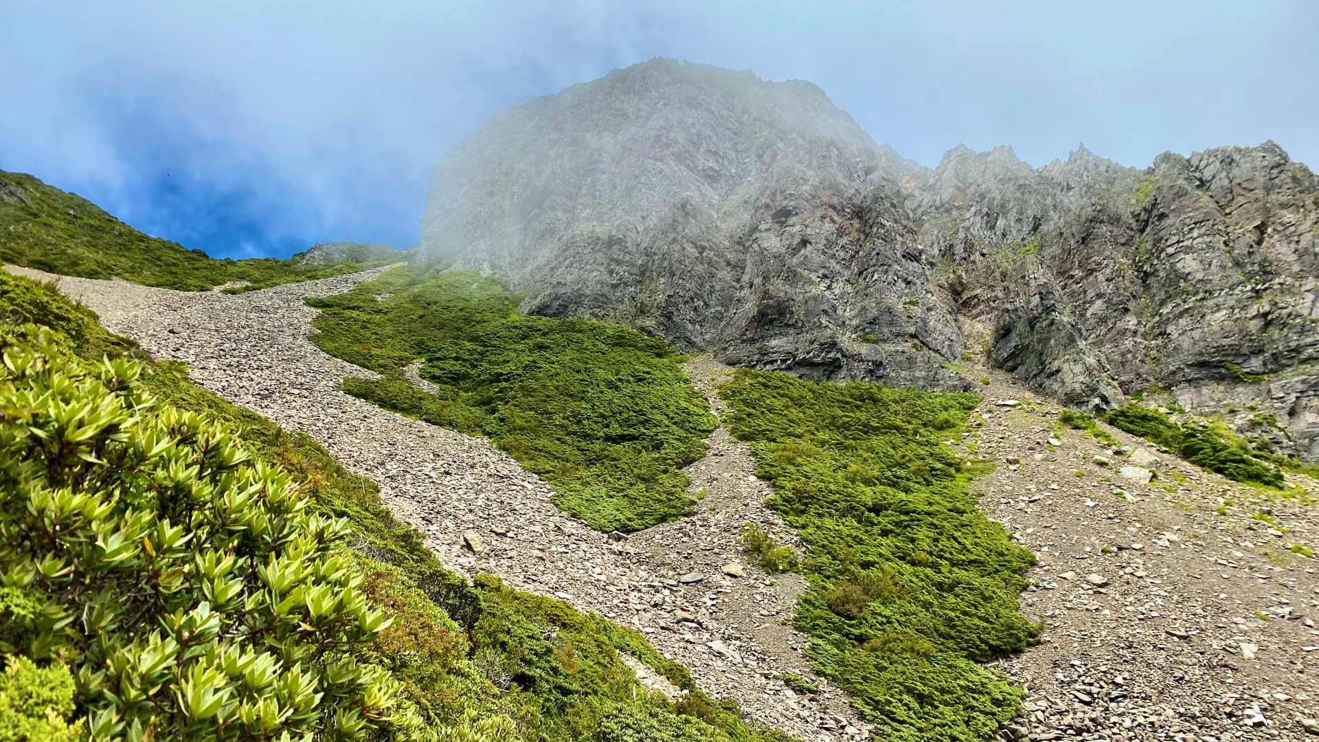 如鷹勾鼻一般睥睨的凱蘭特崑山北峰