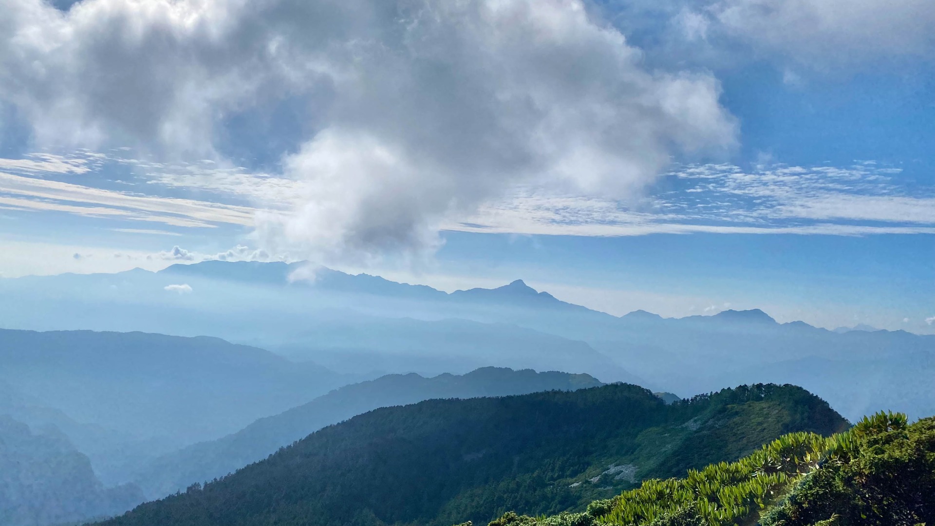 聖稜線上遠望南湖大山和中央尖山