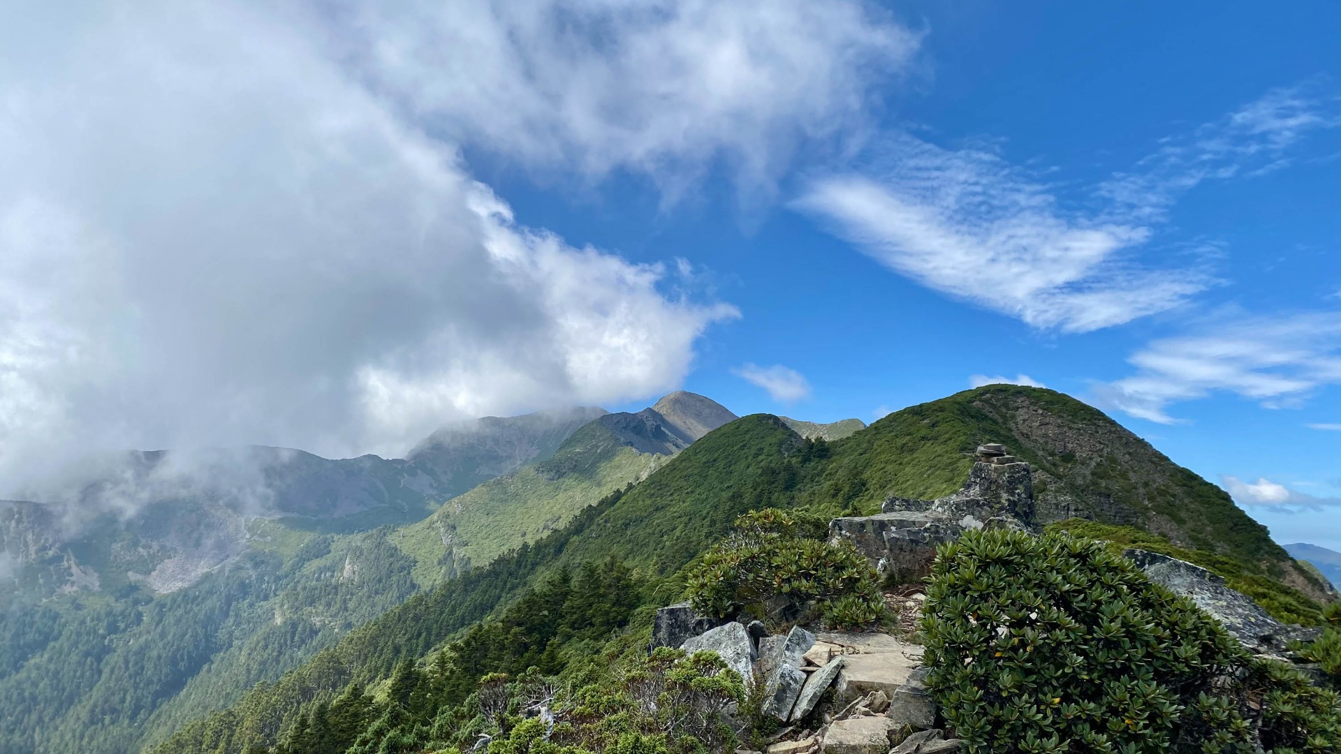 走在聖稜線上,雪山主峰雖越來越近,但雲霧也已繚繞而上