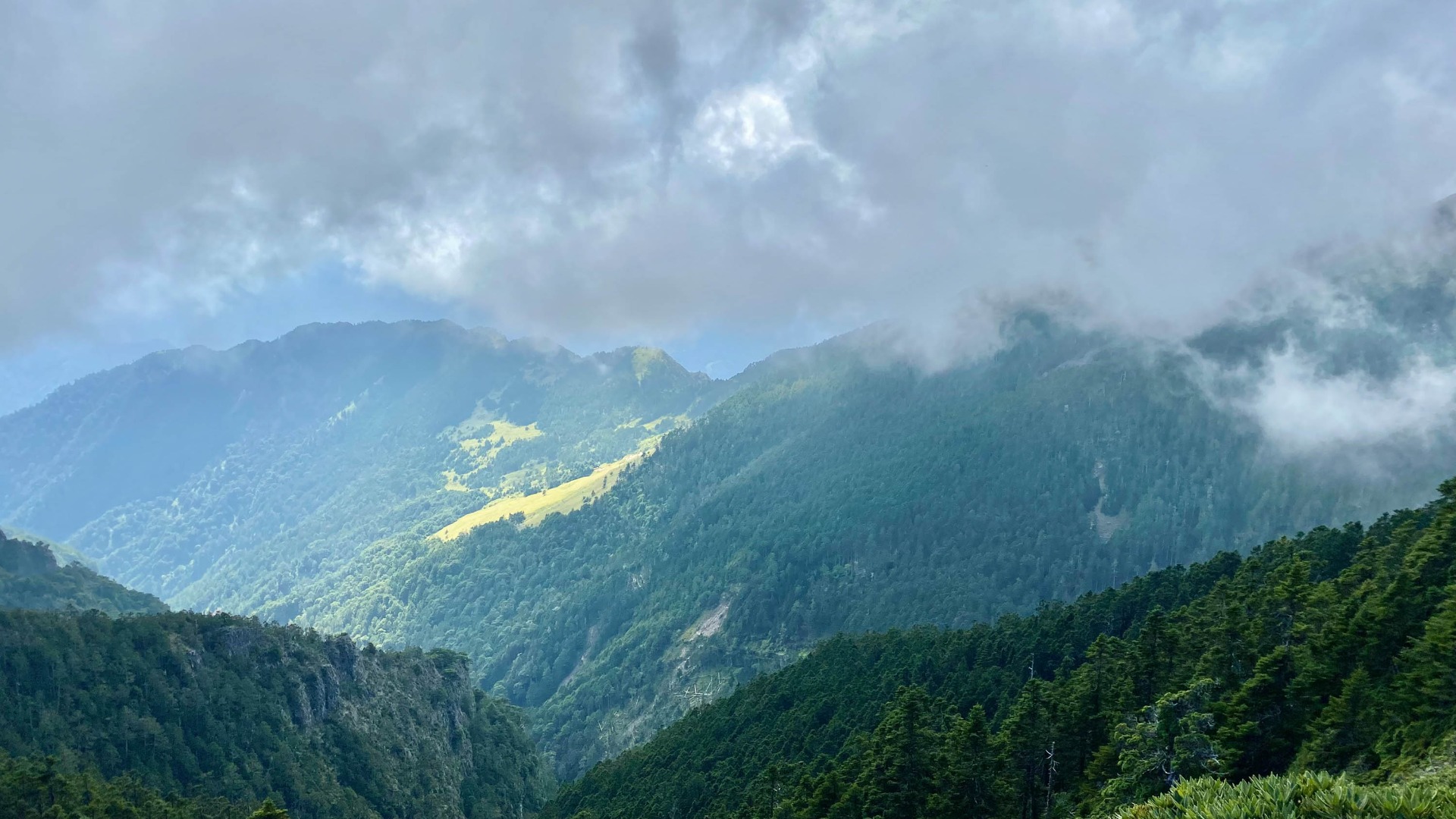 從聖稜線遙望雪山東峰(遠中),發亮的是三六九草原,迢迢漫長的下山路