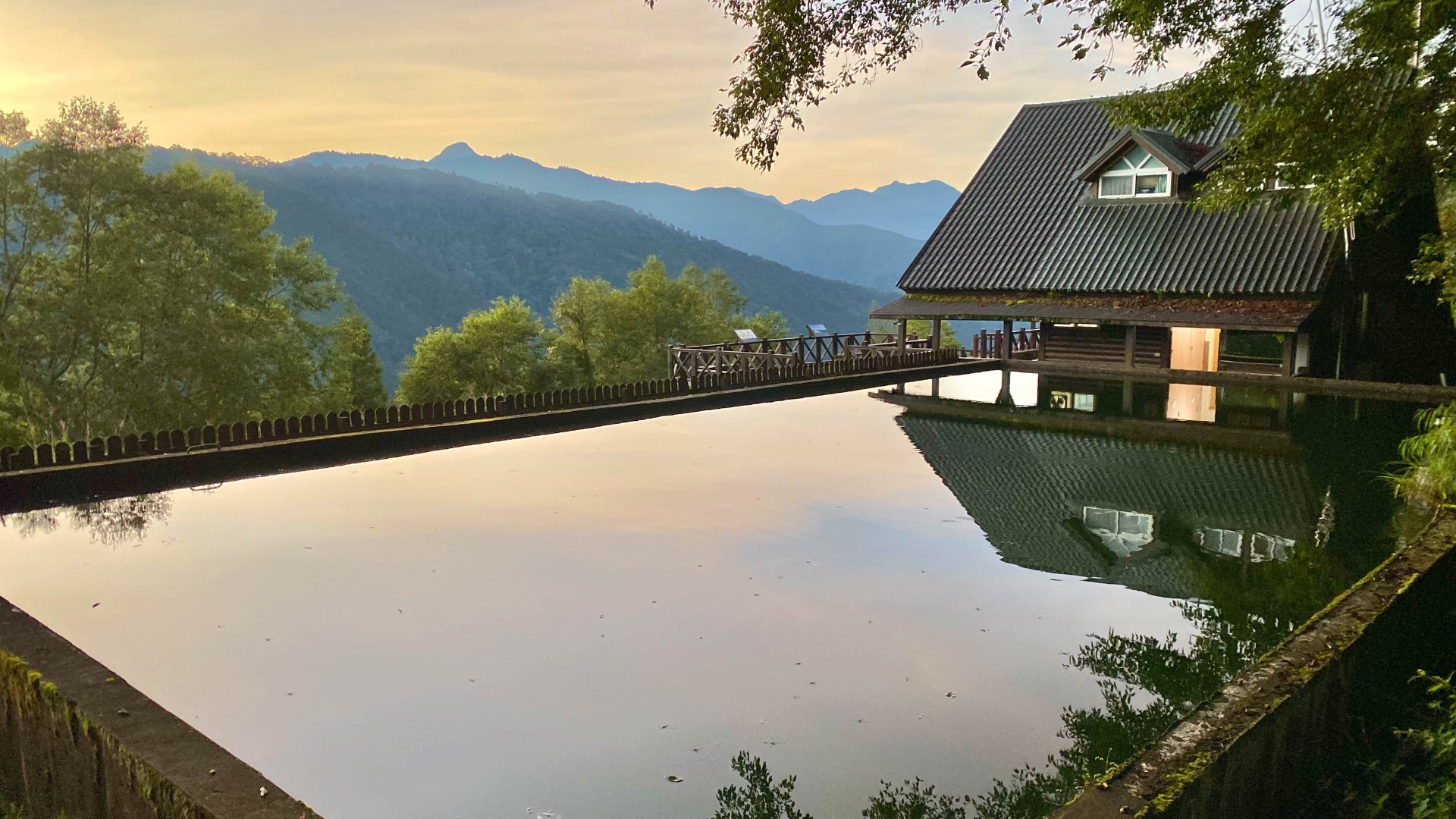 清晨走出雪山登山口,大水池倒映如鏡